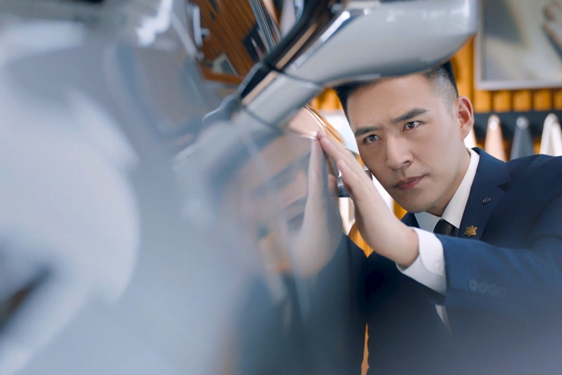 專注的眼神在檢查二手車的漆面