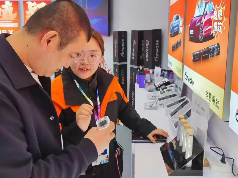 向客戶介紹果歐S0太陽膜測試儀的功能