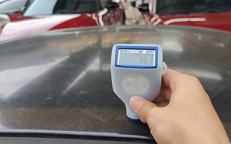 果歐漆膜儀測量車頂漆膜數值