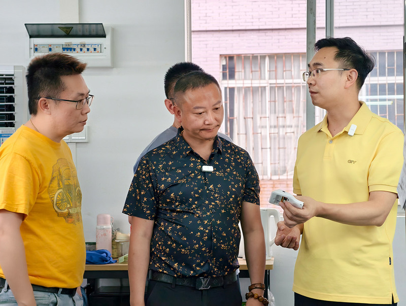 - 上海灘膜哥潘總到訪果歐，參觀果歐部分車間