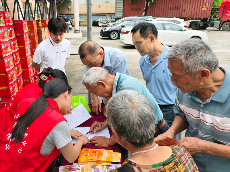 端午现场同步开展居家养老政策宣传