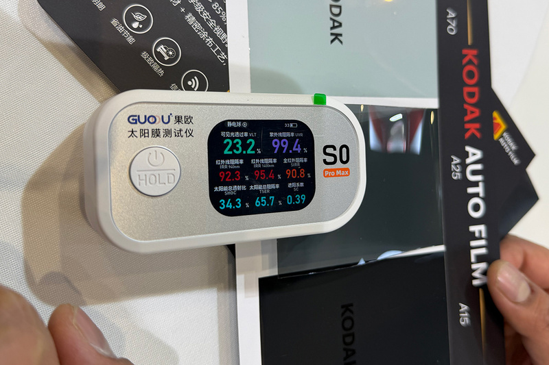 客戶使用果歐太陽膜測試儀測量汽車窗膜