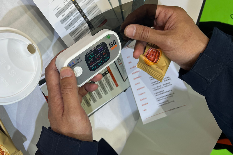 客戶使用果歐太陽膜測試儀測量隔熱膜