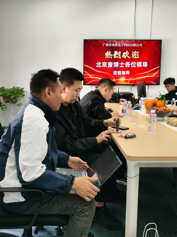 查博士工程師與果歐技術員交流